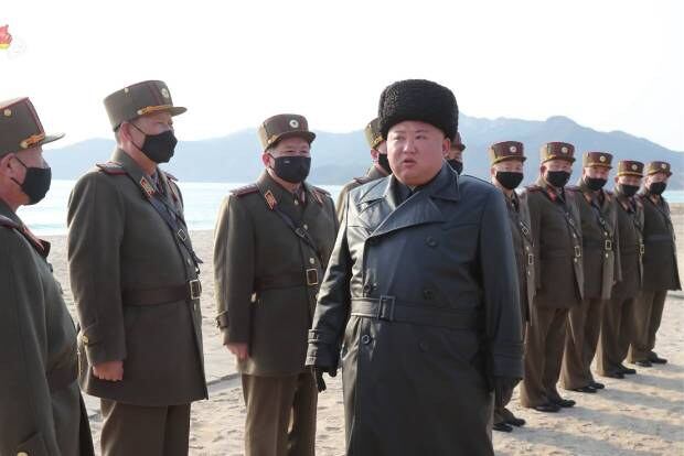 김정은 북한 국무위원장이 포병부대들의 포사격대항경기를 지도하고 앞으로도 이런 훈련경기를 계속하라고 지시했다고 조선중앙통신이 지난 13일 보도했다. 사진은 조선중앙TV가 이날 오후 공개한 훈련 지도 현장에서 김수길 총정치국장(왼쪽 두 번째), 김정관 인민무력상(왼쪽 세 번째) 등 간부들에게 지시하는 모습. 