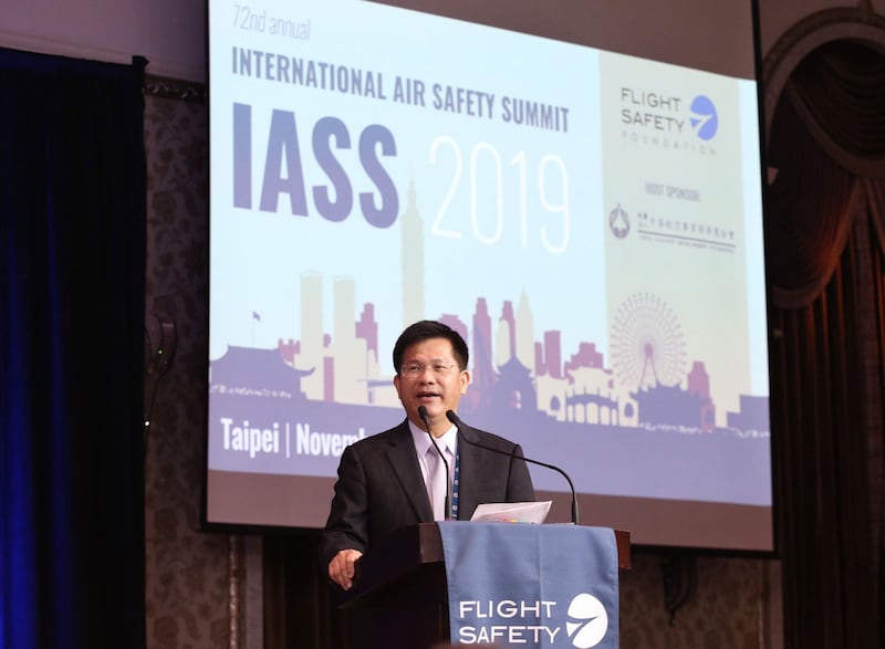 台湾交通部长林佳龙在第72届世界飞安高峰会(IASS)开幕式致词。(中华航空事业发展基金会提供)