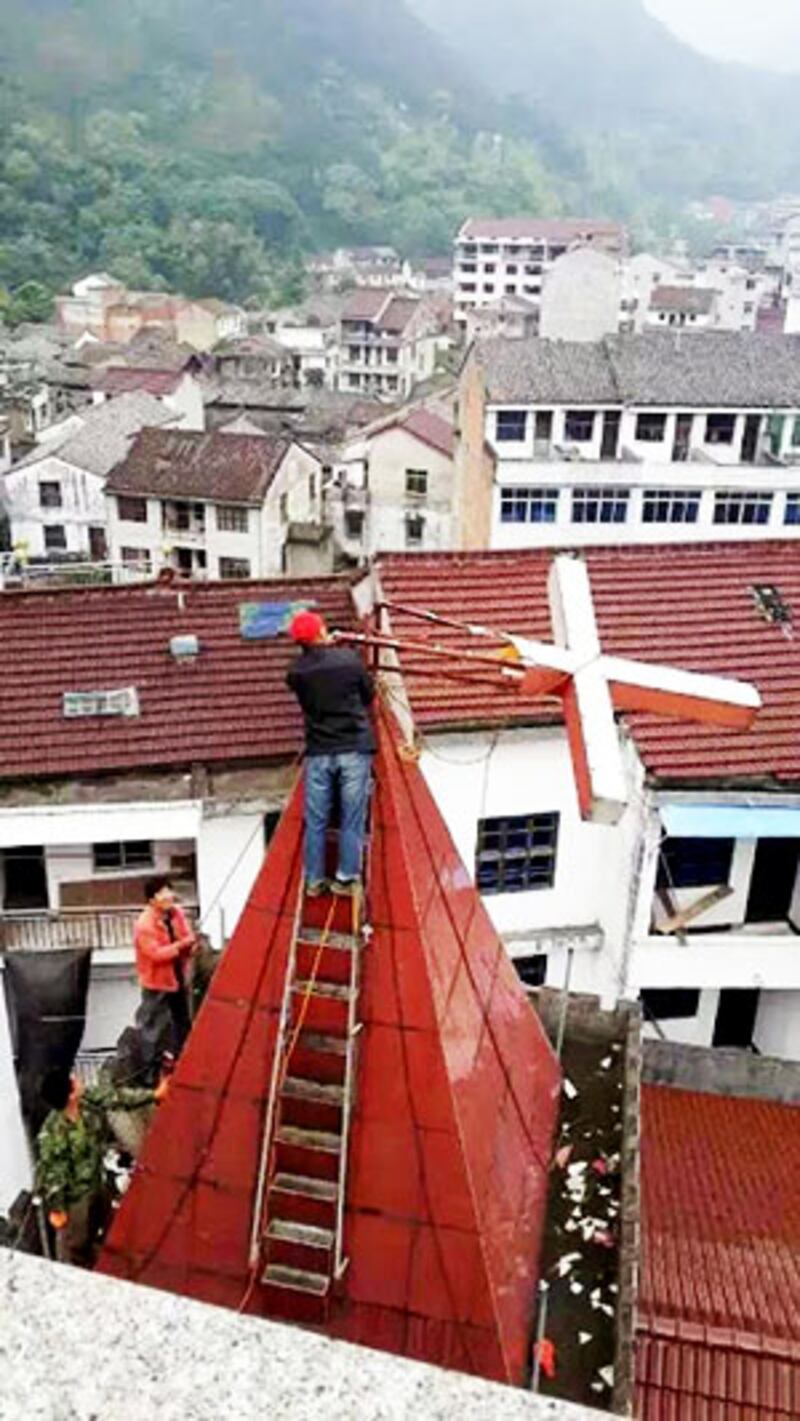 2015年5月6日,浙江麗水巿景寧縣的景寧基督教堂被強拆屋頂的十字架。(照片來自對華援助協會)