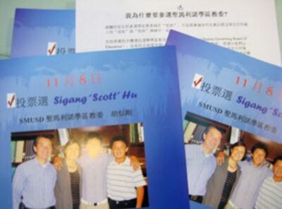 图片:胡似刚备有中英文竞选文宣,深入社区拜票。(记者萧融拍摄)