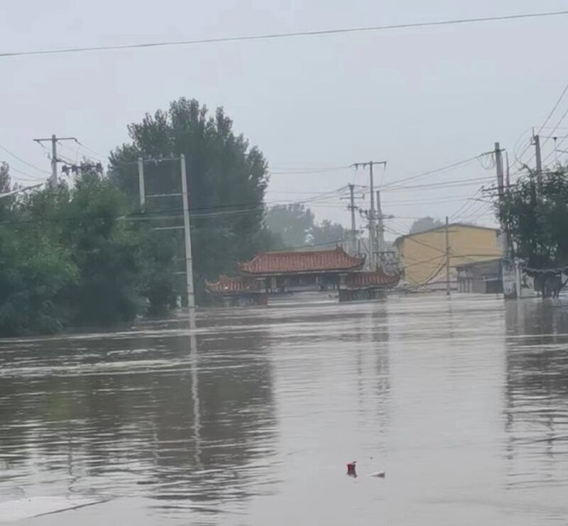 華北暴雨，河北涿州成為澤國。（微博截圖）