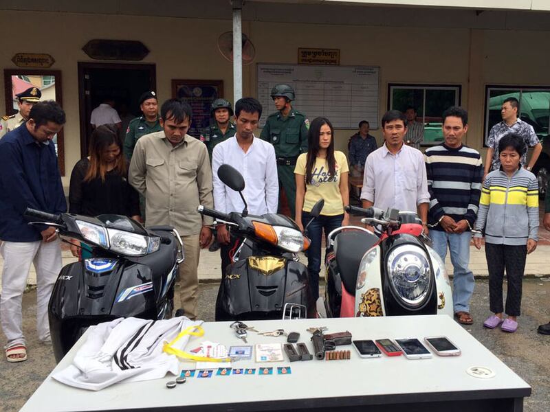 ជន​សង្ស័យ​គប់​គ្រាប់​បែក​នៅ​បឹងកេងកង​៣ ចំនួន​៨នាក់ និង​វត្ថុ​តាង​នានា ត្រូវ​បាន​សមត្ថកិច្ច​បង្ហាញ​មុខ នា​អគ្គស្នងការ​នគរបាល​ជាតិ នៅ​ថ្ងៃ​ទី​២៣ ខែ​កញ្ញា ឆ្នាំ​២០១៦។ RFA/Cheu Sideth