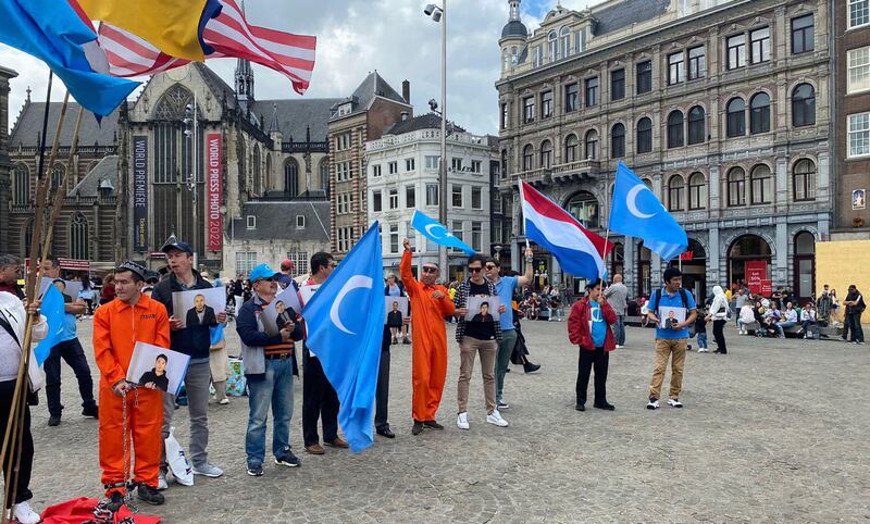 «5-ئىيۇل ئۈرۈمچى قىرغىنچىلىقى» نىڭ 13 يىللىقىنى خاتىرىلەش مۇناسىۋىتى بىلەن ئېلىپ بېرىلغان نامايىشتىن كۆرۈنۈش. 2022-يىلى 5-ئىيۇل، ئامستېردام، گوللاندىيە.