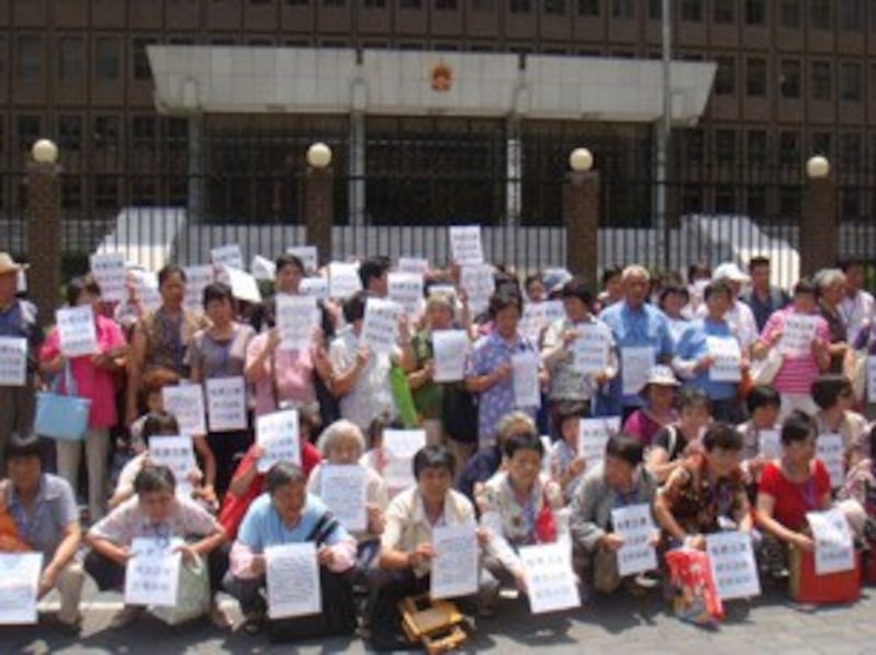 图片： 上海市莘庄工业区失地农民向上海地方法院请愿。 （大纪元资料图片）