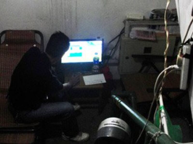 图片： 监控者通过摄像头连接电脑，监视崔福芳家，画面同时连接浦东公安分局。 （崔福芳提供/记者乔龙）