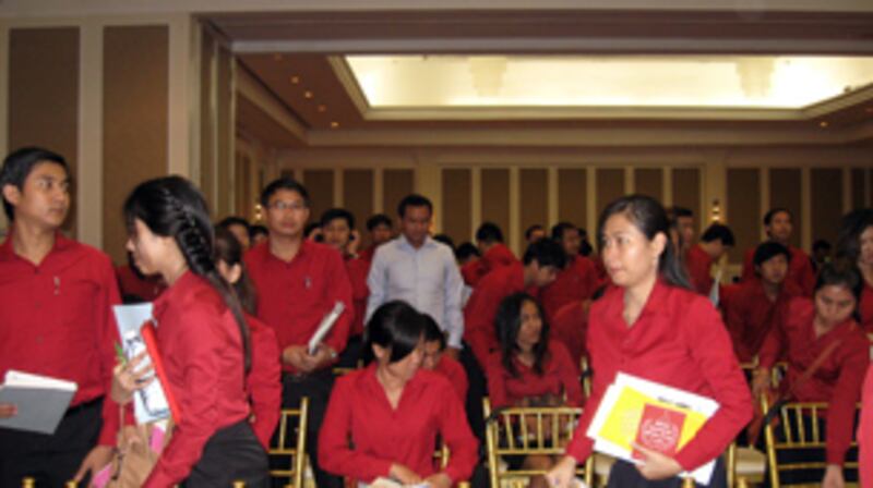 និស្សិតមេធាវីចូលរួមក្នុងពិធីផ្សព្វផ្សាយក្រមសីលធម៌ថ្មីរបស់មេធាវី នាសណ្ឋាគារឡឺរ៉ូយ៉ាល់ (Le Royal Hotel) នៅថ្ងៃទី៥ ខែមេសា ឆ្នាំ២០១៣។