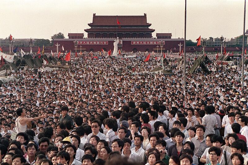 1989年五四，警察设岗，举凡带轱辘的交通工具都不准进入天安门广场，但挡不住汹涌人潮覆盖这个世界最大的广场。（Public Domain）
