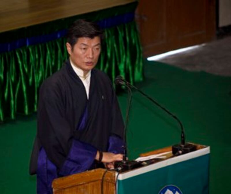 图片:藏人行政中央内阁首席部长洛桑森格在特别大会上发言。(记者丹珍摄)