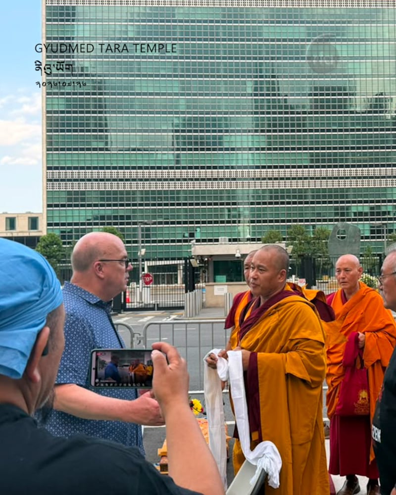 ཨ་རིའི་ནིའུ་ཡོག་གྲོང་ཁྱེར་གྱི་མཉམ་འབྲེལ་རྒྱལ་ཚོགས་མདུན་གྱི་བློ་དགའ་རང་བཙན་ལགས་ཀྱིས་རང་སྲེག་གནང་ཡུལ་དུ་ཕེབས་པ། ༢༠༢༦།༧།༢༦