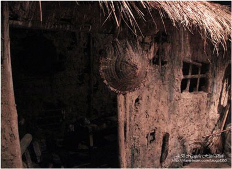 Mô hình, hiện vật trưng bày bên trong phòng "Trưng bày chuyên đề về Cải cách ruộng đất 1946-1957" tại 25 Tôn Đản, Hà Nội. Photo by J.B Nguyễn Hữu Vinh.