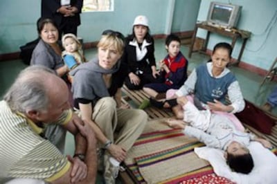 Diễn viên điện ảnh Hollywood Tea Leoni (thứ hai từ trái) thăm trẻ em khuyết tật tại Đà Nẵng 