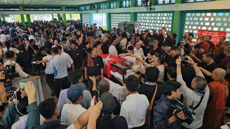 အမျိုးသားဒီမိုကရေစီအဖွဲ့ချုပ် (NLD) ပါတီနာယက သူရဦးတင်ဦး၏ ဈာပနကို ၂၀၂၄ ခုနှစ် ဇွန်လ ၅ ရက်နေ့က ရေဝေးသုသာန်တွင် ပြုလုပ်ခဲ့စဉ်။ (Photo: RFA)