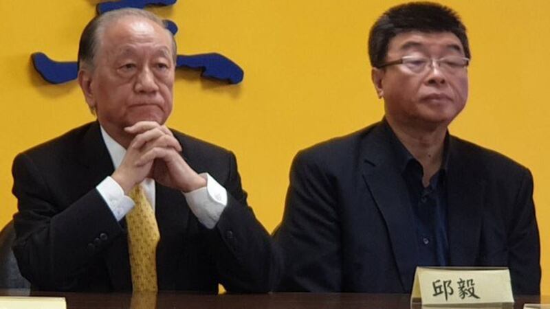 新党主席郁慕明(左)表示，如果支持香港乱象，就投给反送中。(记者 黄春梅摄)
