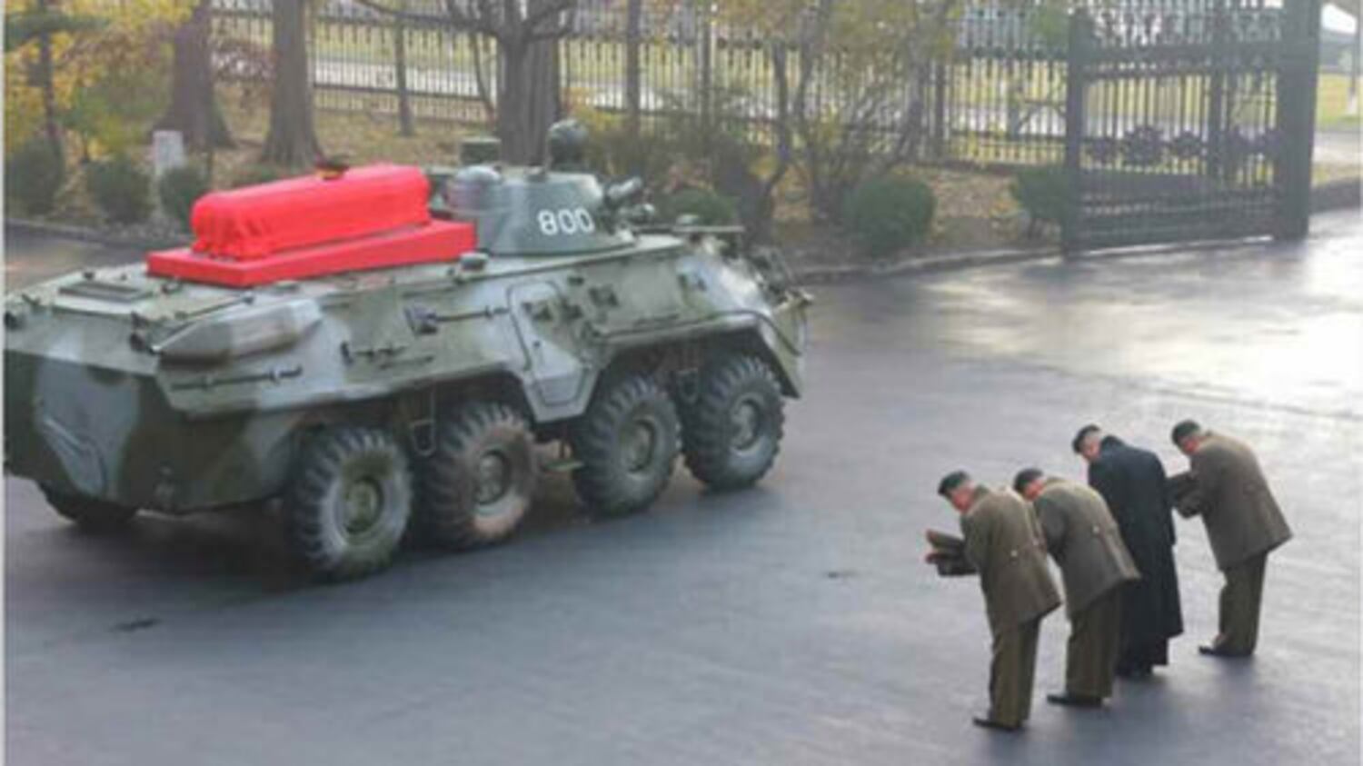 후방 출입문이 없는 북한군 BTR-80