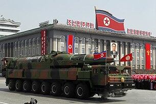 북한의 대륙간탄도미사일(ICBM)로 추정되는 'KN-08' 장거리 미사일이 2012년 4월 15일 평양 김일성광장에서 열린 김일성 주석 생일 100주년 기념 군사퍼레이드에서 중국제 이동식 발사대 차량(TEL)에 탑재되어 모습을 드러내고 있다.