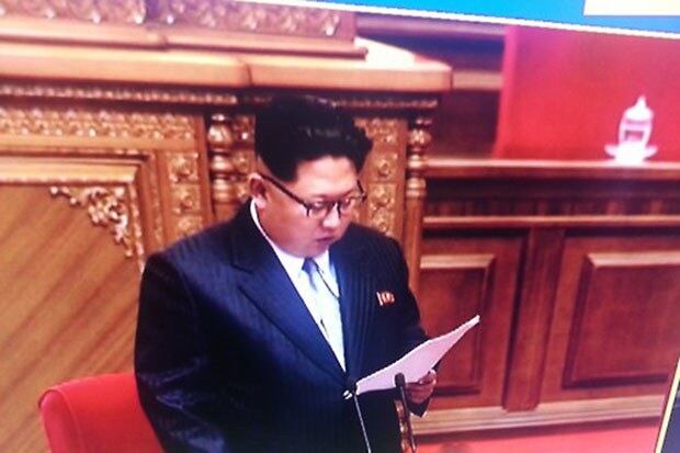 김정은 북한 국방위원회 제1위원장이 제7차 당대회에서 양복 정장에 넥타이 차림으로 보고서를 낭독하는 모습. 
