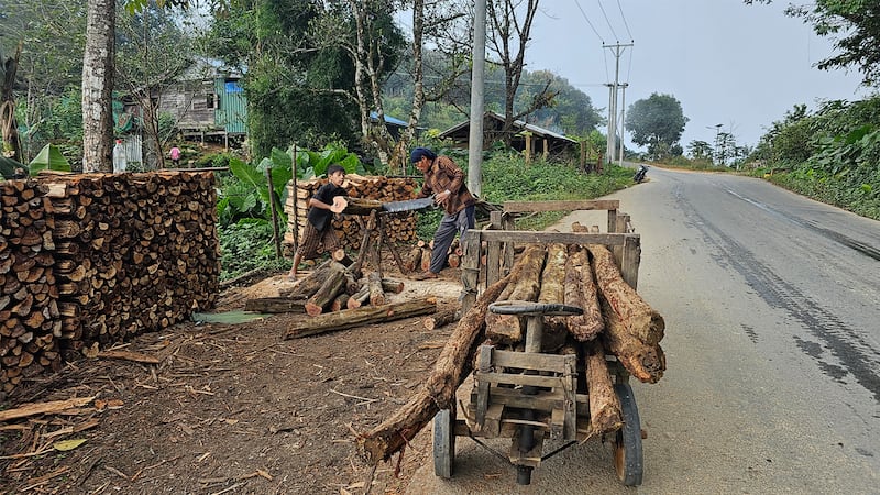 ချင်းပြည်နယ်၊ တီးတိန်မြို့နယ် ကလေး- တီးတိန်ကားလမ်းမကြီးဘေး ထေးဇန်ကျေးရွာမှ ဦးခိုင်ဇဒါးလ်၏ မိသားစုအား ၂၀၂၃ ခုနှစ်၊ နိုဝင်ဘာလ ၁၃ ရက်နေ့က တွေ့ရစဉ်။ (Photo: RFA)