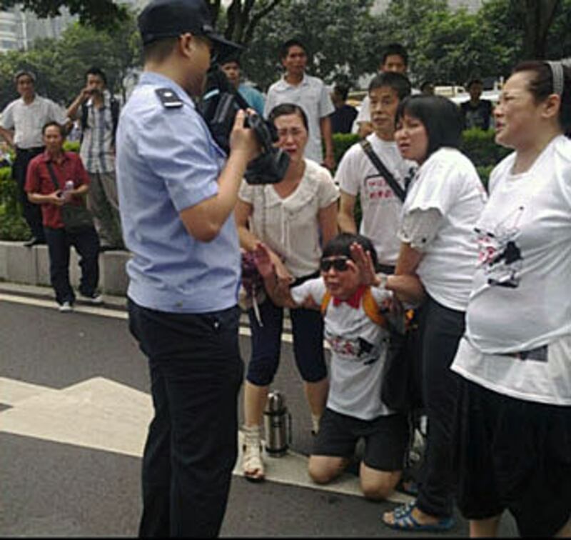 2012年6月13日，廣州富力金港城的業主到富力地產總部維權，警方進行鎮壓並拍攝業主樣貌。(業主小五提供)