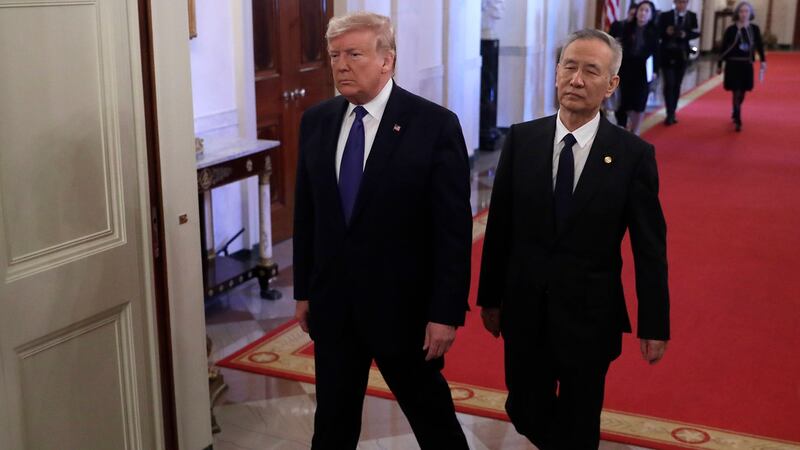中方签约代表、国务院副总理刘鹤(右)和美国总统特朗普在2020年1月15日的签字仪式上。(美联社)