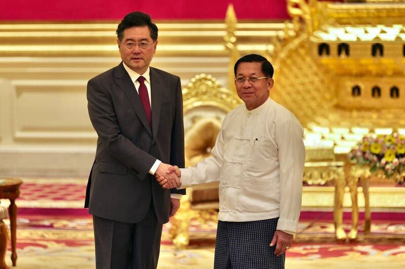 တရုတ်နိုင်ငံခြားရေးဝန်ကြီး ချင်ကန်း (Qin Gang) နှင့် ဗိုလ်ချုပ်မှူးကြီး မင်းအောင်လှိုင်တို့ ၂ဝ၂၃ ခုနှစ်၊ မေလ ၂ ရက်နေ့က နေပြည်တော်တွင် တွေ့ဆုံစဉ်။ (Myanmar Military)