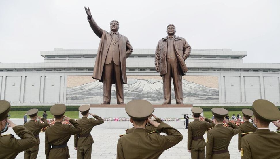 북한 군인들이 지난 2020년 9월 9일 '조선민주주의인민공화국 창건 72돌'(9·9절)을 맞아 평양 만수대 언덕에 있는 김일성·김정일 동상을 향해 거수경례를 하고 있다.