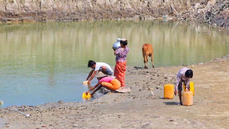 ရခိုင်ပြည်နယ်၊ စစ်တွေမြို့နယ်၊ ကျေးတောပိုက်ဆိပ်ကျေးရွာ၊ သောက်သုံးရေကန်တွင် ရေလာခပ်သူအချို့အား ၂၀၂၃ ခုနှစ်၊ မေလ ၂၂ ရက်နေ့က တွေ့ရစဉ်။ (Photo: RFA)