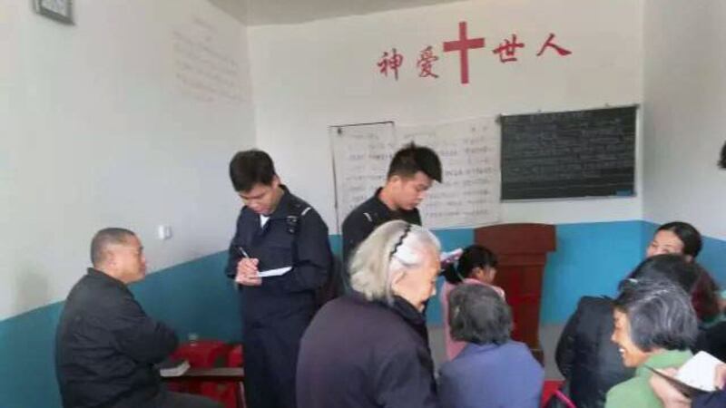 资料图片：2017年4月23日江西高安一家庭教会被强制取缔 。（图源：对华援助协会）