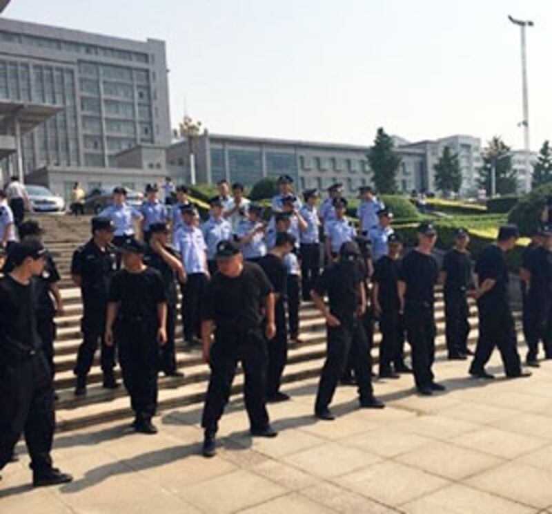 2015年6月9日，大批警察於市政府外鎮壓，至少6名業主被打傷，共30多人被拘捕。(相片由目擊者提供)