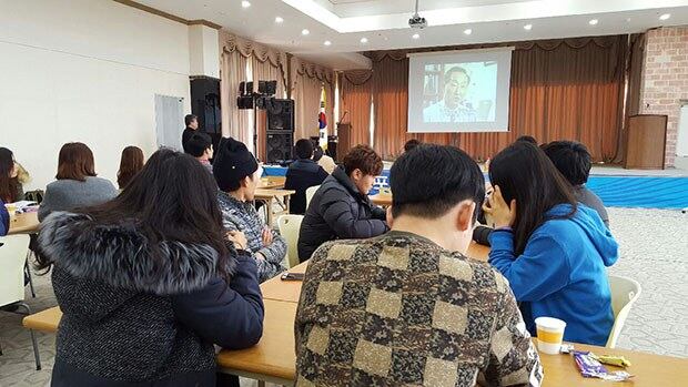 통일경제캠프 워크샵에서 탈북 청년들이 진로 찾기 프로그램에 참여하고 있다.