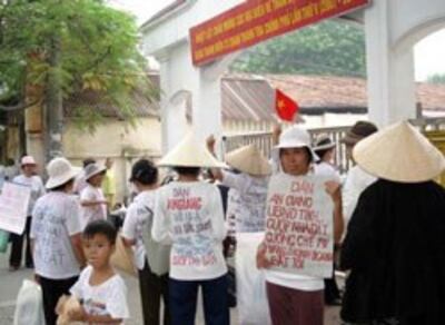 Dân khiếu kiện về đất đai