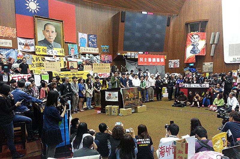 佔領立法院議場學生週一（4月7日）晚上宣布，星期四晚上六時離開立法院。（粵語部記者鍾廣政拍攝）