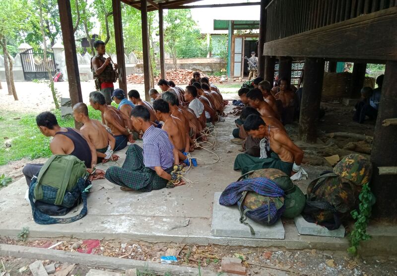 ၂၀၂၂ မေလ ၁ဝ ရက်နေ့က အရပ်သား ၃၀ ခန့်ကို လက်ပြန်ကြိုးတုပ်ပြီး ဖမ်းထားသည့် ဓာတ်ပုံ။
