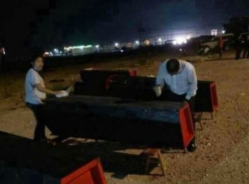 3月13日，緬甸政府戰機誤入中國雲南的臨滄，戰機投擲的炸彈炸死5名中國居民，傷8人。3月16日，當地人為死難者準備棺材。（EyePress News）