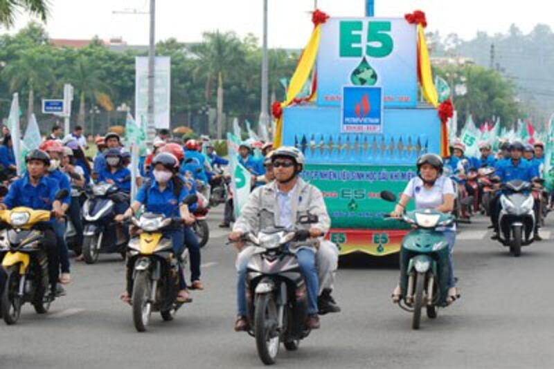 Chiến dịch tuyên truyền sử dụng xăng sinh học E5 Ron 92 trên đường phố