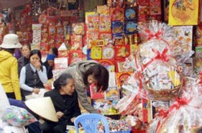 Gian hàng bánh kẹo được dựng lên dọc đường phố vào dịp Tết. AFP