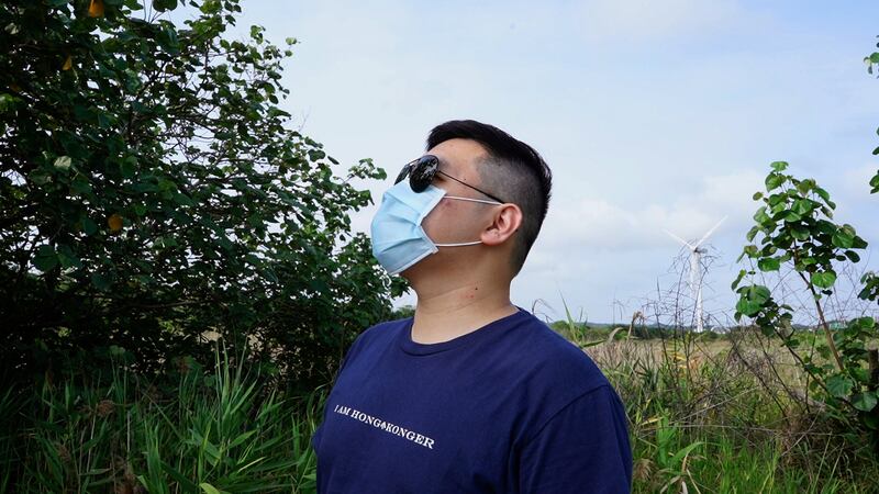 Sam自言較幸運,除了有BNO護照,更認識到台籍太太,因此可以依親移民。(文海欣攝)