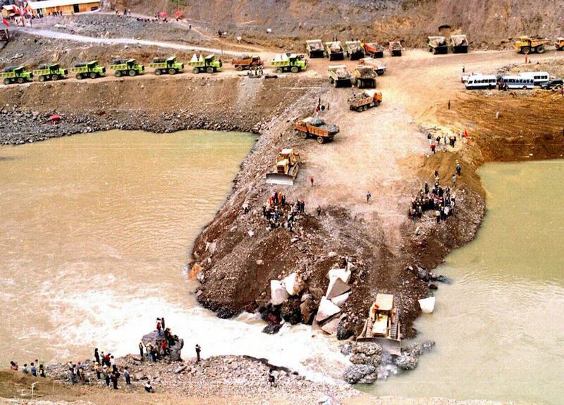 Hình minh hoạ. Xe tải chở đất đá xây đập thuỷ điện trên dòng Mekong ở Trung Quốc