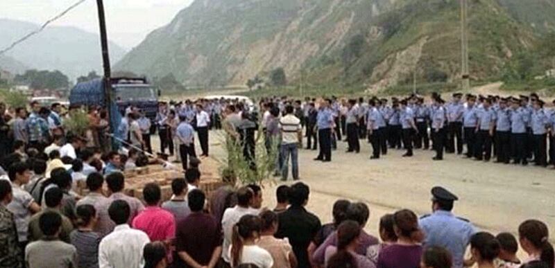 2013年8月27日，石嶺村二百多名村民堵塞馬路抗議，政府派出上百警員到場維穩，將村民驅散。(村民攝)