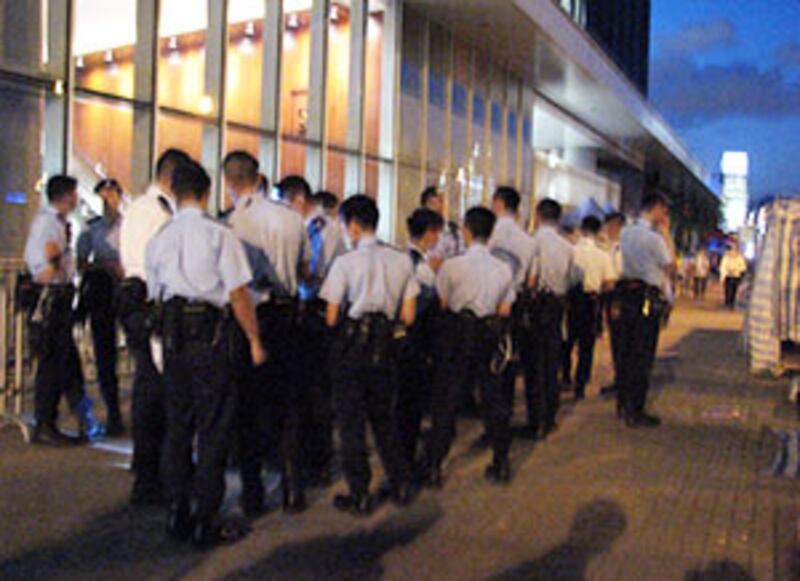 立法會準備審議及表決政改方案前夕，香港警方派出大批警警連日24小時在議會周邊巡邏及站崗，氣氛緊張。（劉雲攝於2015年6月15日）
