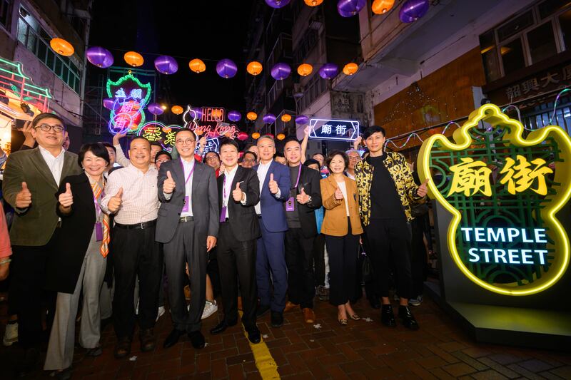 廟街夜市去年12月中開幕,時任文體旅局長楊潤雄到場「打卡」。(旅發局圖片)