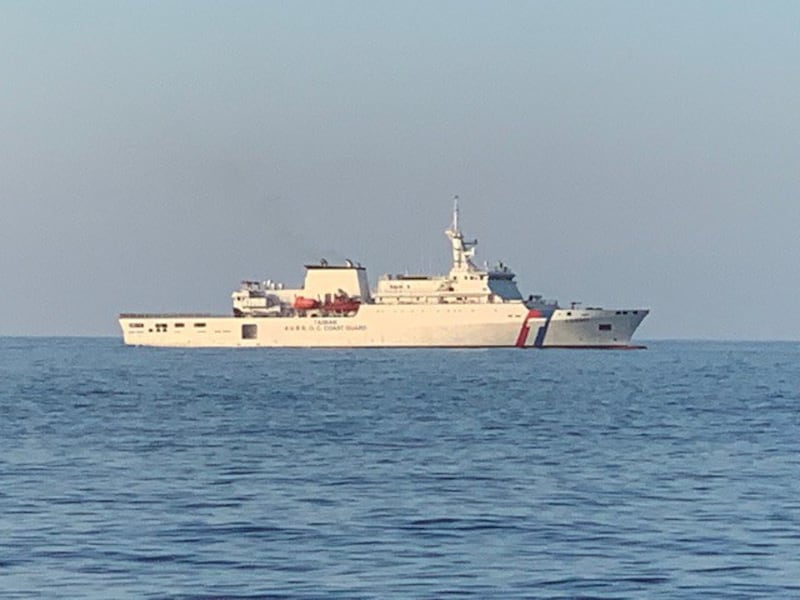 台湾海巡公务船戒护台湾励进船在菲律宾海域的科学研究。（中央大学地科院院长许树坤提供）