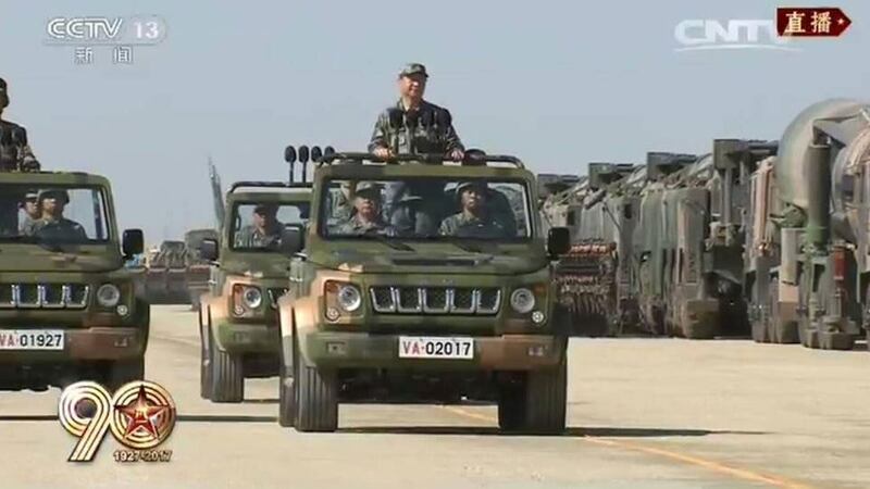 2017年7月30日,在朱日和训练基地举行庆祝中国人民解放军建军90周年阅兵,习近平检阅部队。(视频截图/CCTV)
