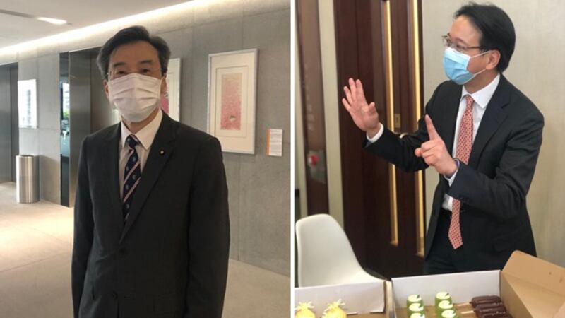 李國麟（左）完成其16年議員生涯宣告「畢業」，莫乃光（右）派「散水餅」給一眾傳媒。（文海欣 攝）