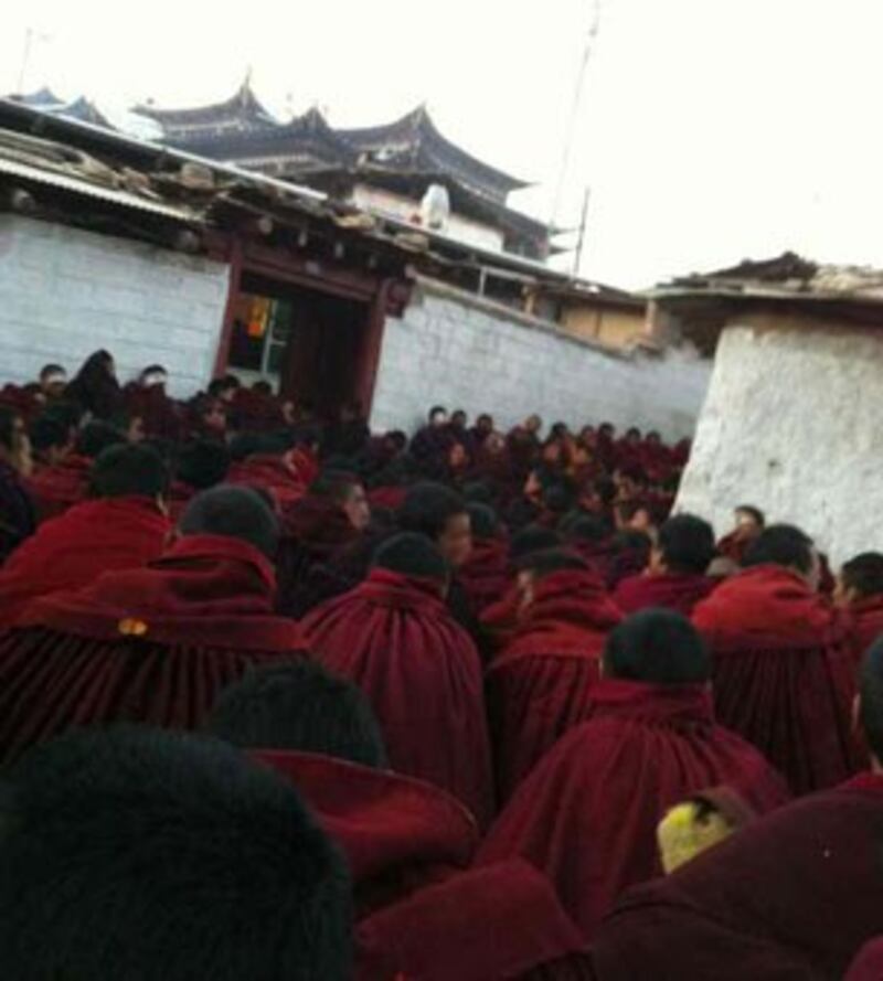 图片：僧人为贡觉培杰举行祈福超度法会。（受访人提供）