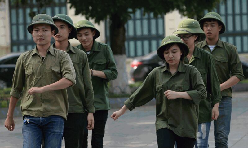 Hình minh họa. Hình chụp hôm 8/7/2016: các em học sinh trung học tập quân sự ở Hà Nội