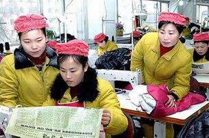 북한의 한 피복공장 여직원들.