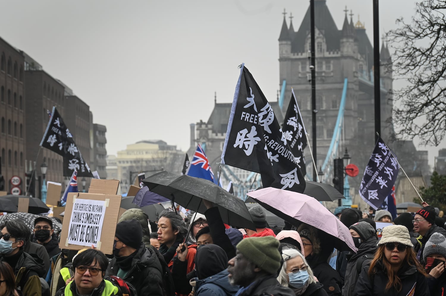 Demonstranten protestieren am 8. Februar 2025 gegen den vorgeschlagenen Standort der chinesischen „Mega-Embassy“ in London.