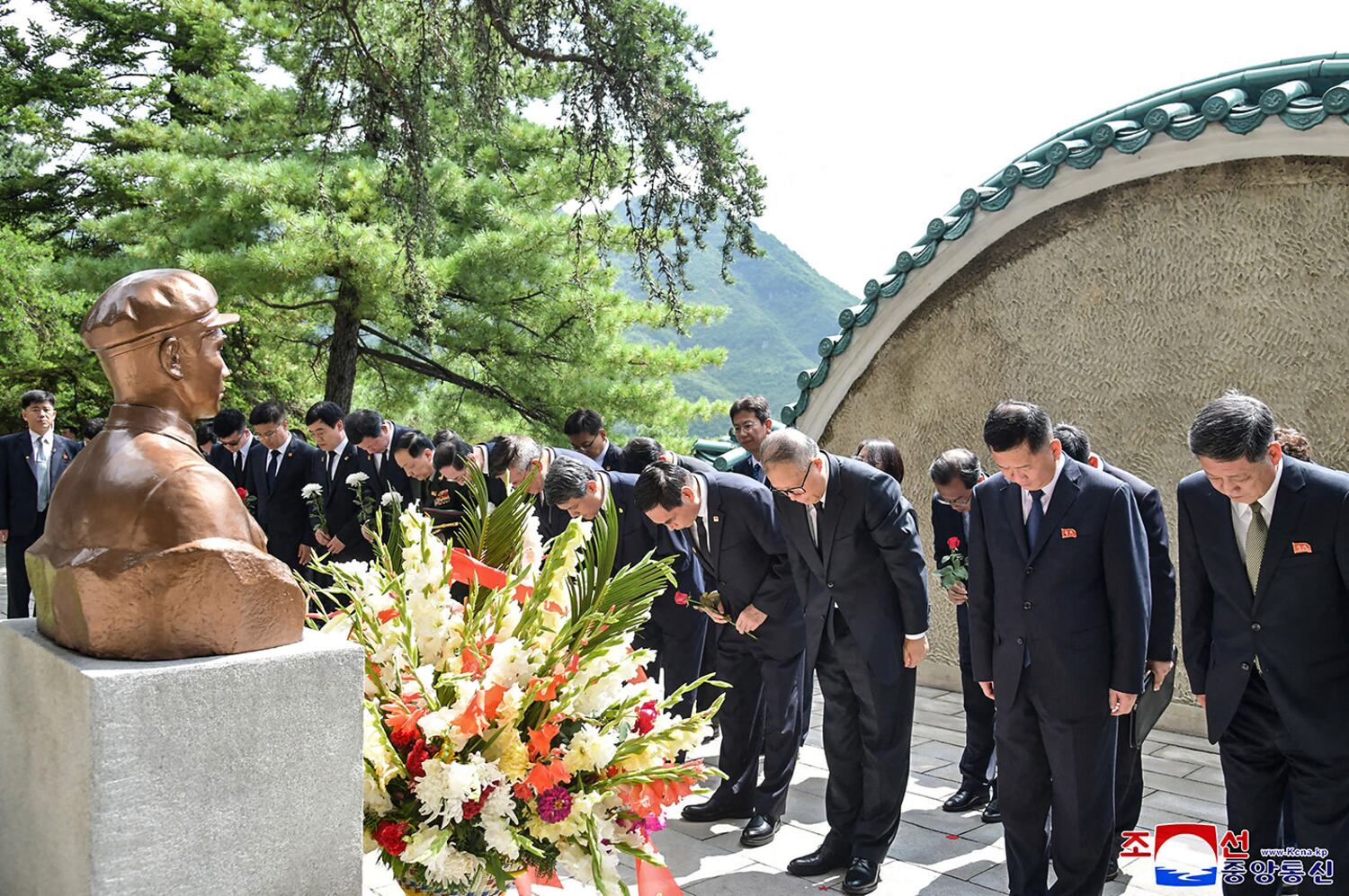 China's Communist Party politburo member Li Hongzhong (3rd from R) pays his respects at a memorial to former Chinese leader Mao Zedong's son, Mao Anying, in South Pyongan province, North Korea.