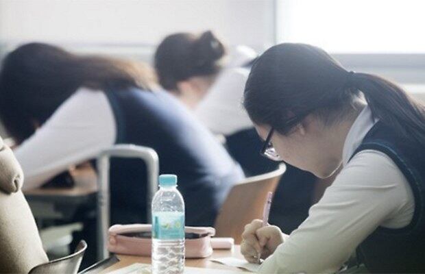 18일 오전 서울 중구 이화여자고등학교 3학년 교실에서 전날 수학능력시험을 치른 수험생들이 가채점 점수를 기록하고 있다.
