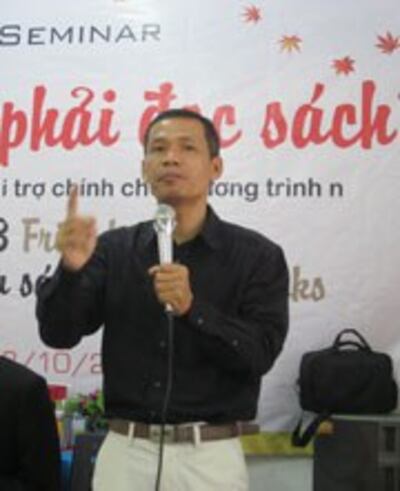 TS. Nguyễn Mạnh Hùng trong buổi thuyết trinh về đề tài